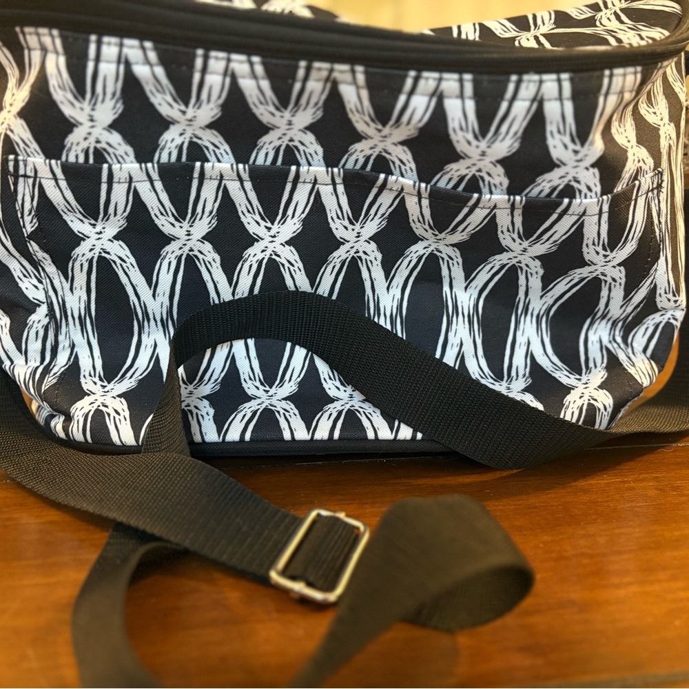 Thirty-one thermal bag in black and white.